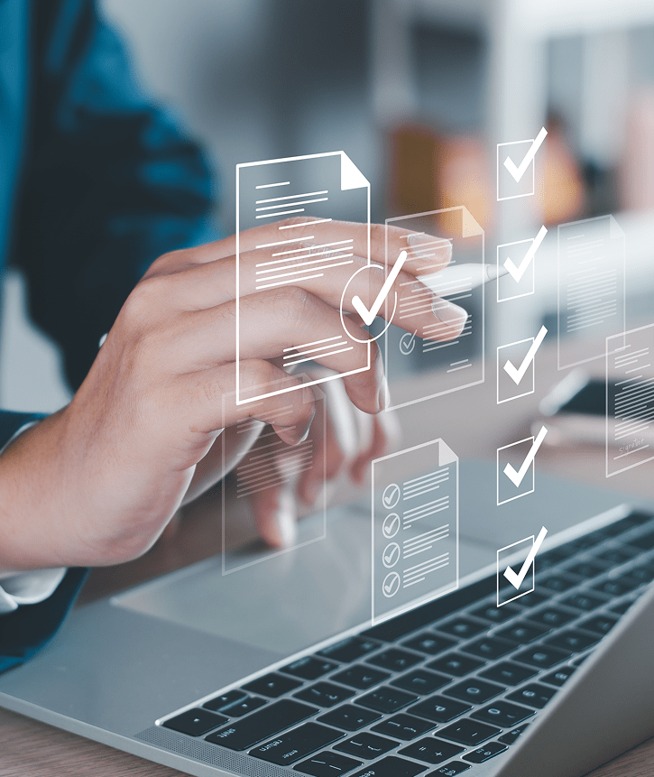 Hand über Laptop mit eingeblendeten digitalen Checklisten und Dokumenten als Symbol für automatisierte Prüfprozesse