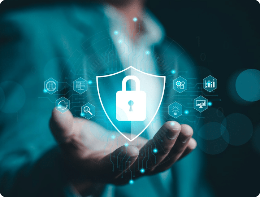 Hand mit digitalem Schloss-Symbol als Darstellung für Datenschutz, Cybersecurity und sichere IT-Systeme