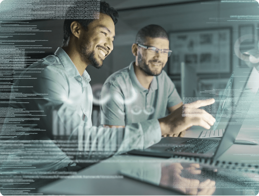 Zwei Entwickler arbeiten gemeinsam am Laptop mit eingeblendeten Codezeilen und Datenvisualisierungen für Software- und IoT-Analysen