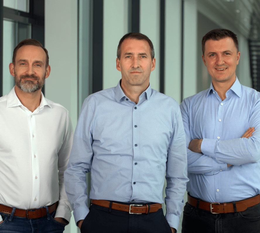 Drei smapiot Führungskräfte in moderner Büroumgebung als Team für IoT- und Digitalisierungsprojekte