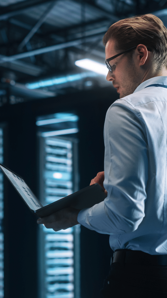 IT-Mitarbeiter prüft Serverinfrastruktur mit Tablet im Rechenzentrum – Gerätemanagement und Zertifikatsverwaltung im IoT-Lebenszyklus
