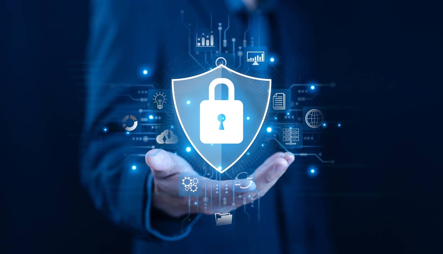 Digitale Darstellung eines Vorhängeschlosses über einer Hand mit vernetzten Symbolen – ganzheitliche IoT-Security und Schutz sensibler Daten