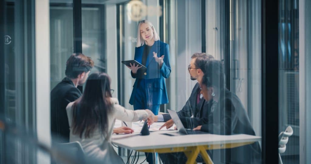 Geschäftsleitung bespricht die Unternehmensstrategie im Team