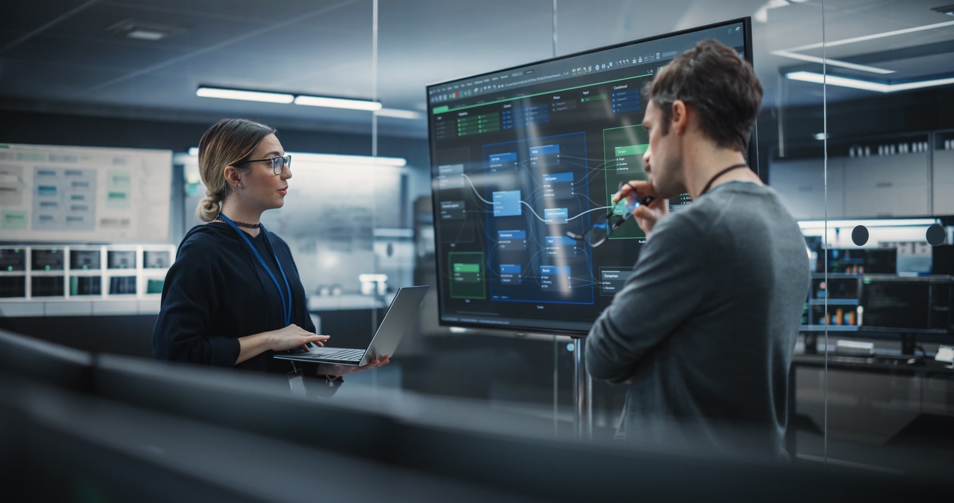 Experten analysieren Systemarchitektur und Datenflüsse, um typische Fehler und strategische Herausforderungen in IoT-Projekten zu vermeiden.