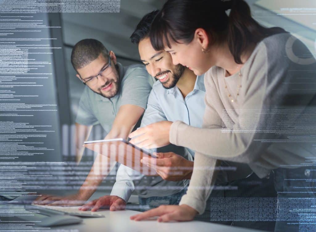 1. Team von Technologieexperten analysiert Daten und plant gemeinsam eine IoT-Strategie mit einem IoT-Dienstleister.