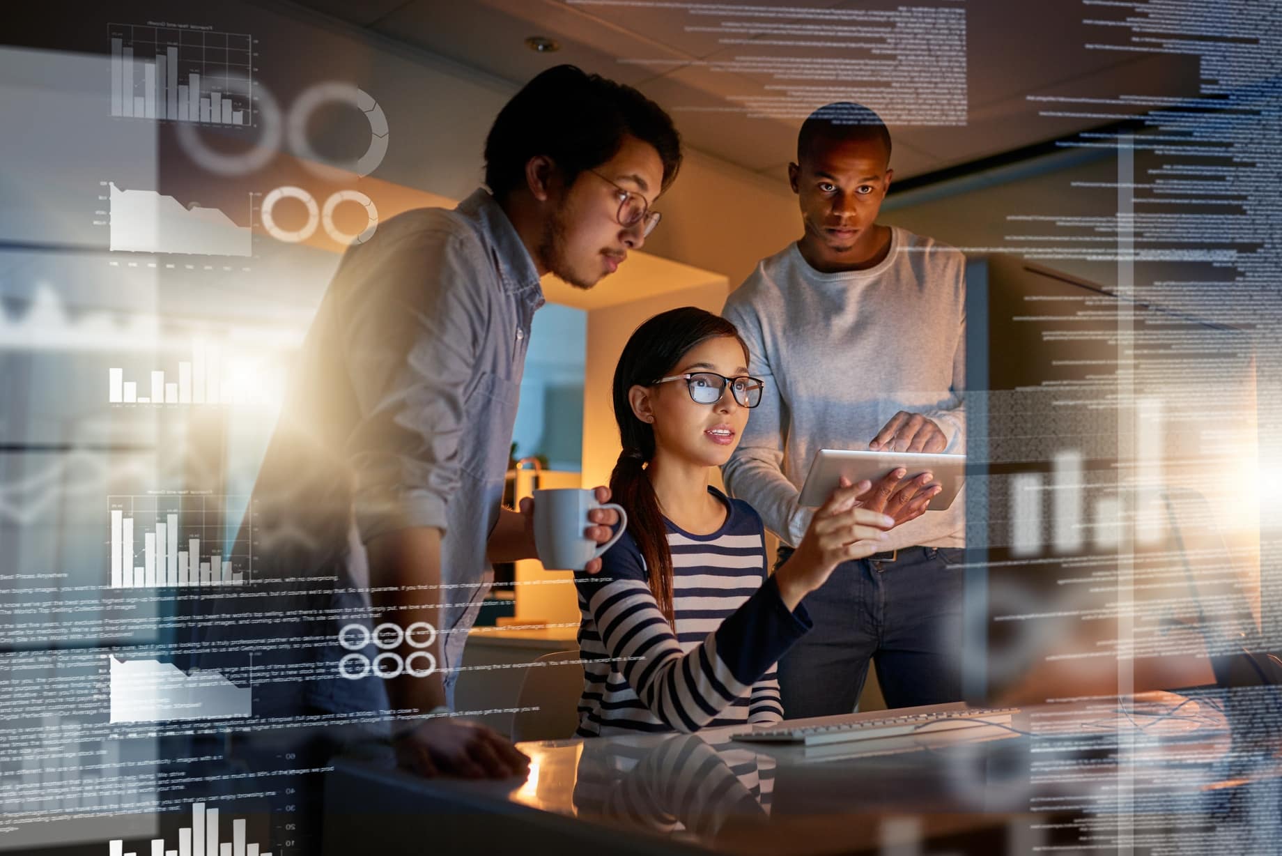 3. Technologie-Team plant die Phasen eines IoT-Projekts von Strategie über Architektur bis zum Betrieb.