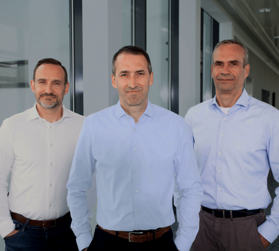Drei smapiot Führungskräfte in moderner Büroumgebung als Team für IoT- und Digitalisierungsprojekte