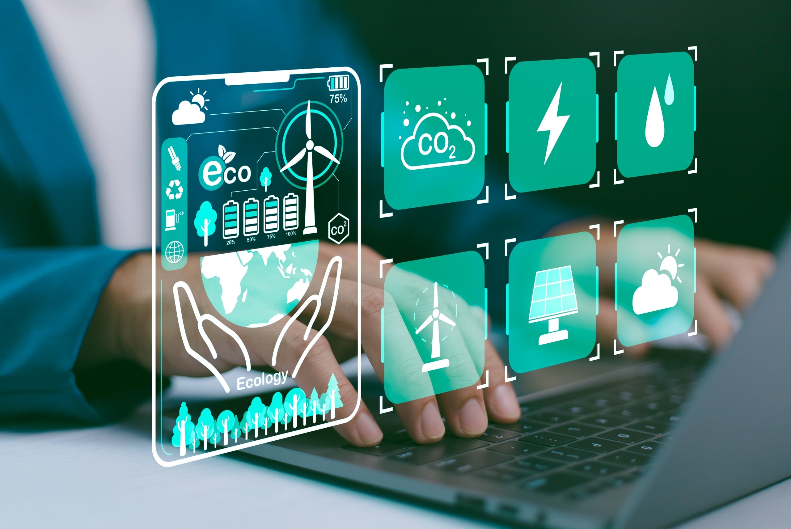 Hände über Laptop-Tastatur mit schwebenden grünen Icons zu Energiemanagement