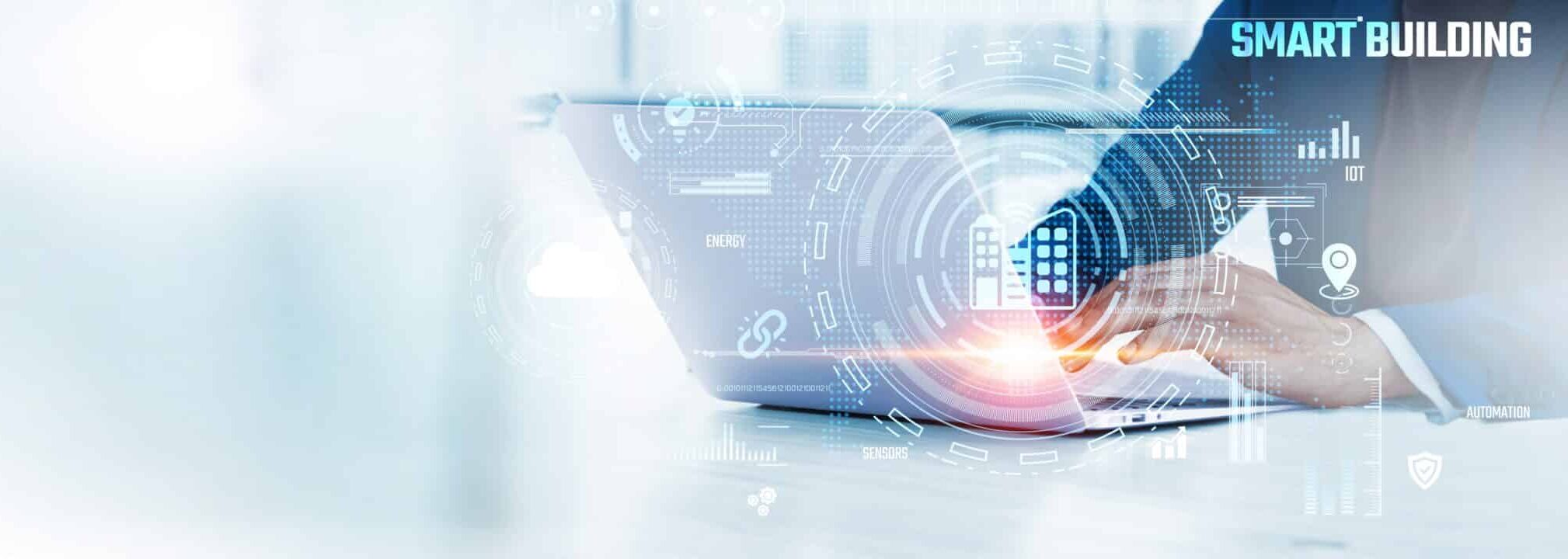 Intelligentes Gebäude: Businessman nutzt Laptop, um verschiedene Informationen über Energieeffizienz auf zukünftigen virtuellen Schnittstellen zu analysieren und zu entwickeln. Automatisierung, Nachhaltigkeit, IoT-Integration und intelligente Systeme.